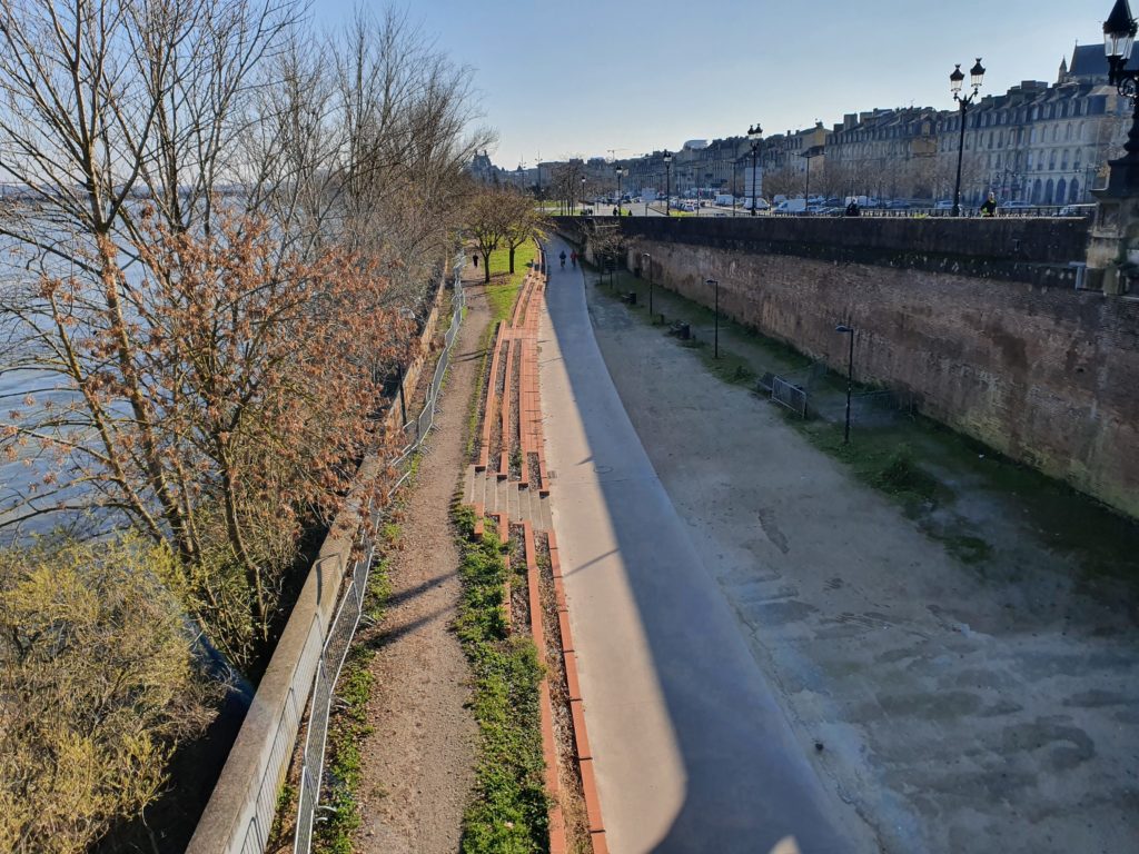 Vue de la promenade Martin Luther King depuis le pont de pierre