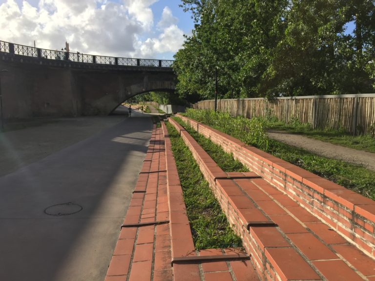 Plantations en terrasse sur la promenade Martin Luther King, sur les quais de Bordeaux